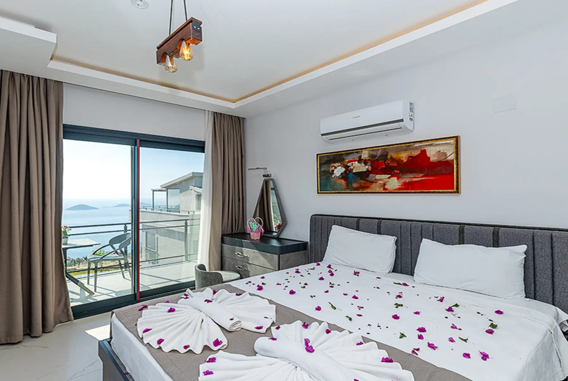 KALKAN’DA DENİZ MANZARALI VATANDAŞLIĞA UYGUN LÜKS VİLLA