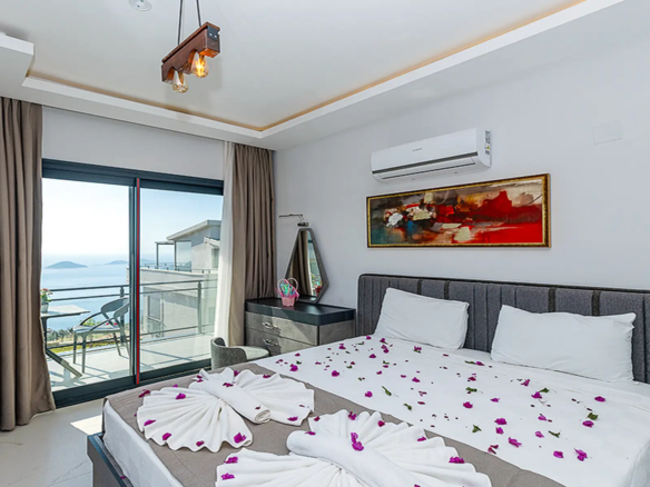 KALKAN’DA DENİZ MANZARALI VATANDAŞLIĞA UYGUN LÜKS VİLLA