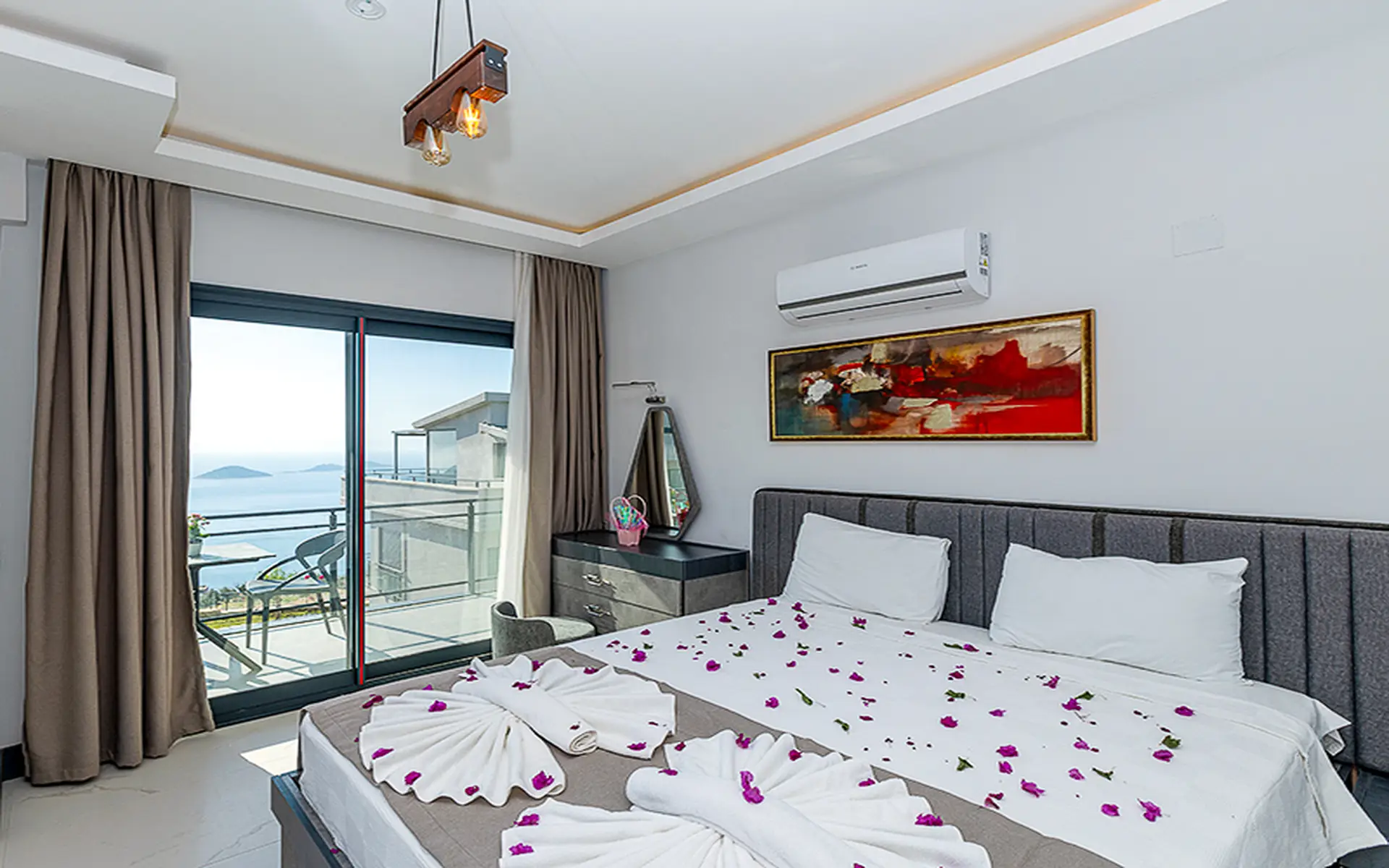 KALKAN’DA DENİZ MANZARALI VATANDAŞLIĞA UYGUN LÜKS VİLLA