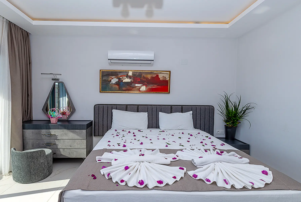KALKAN’DA DENİZ MANZARALI VATANDAŞLIĞA UYGUN LÜKS VİLLA