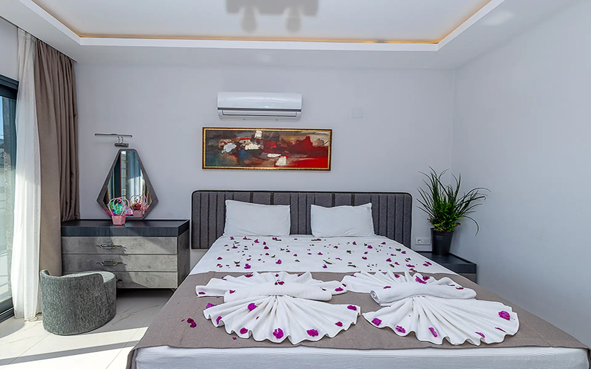 KALKAN’DA DENİZ MANZARALI VATANDAŞLIĞA UYGUN LÜKS VİLLA