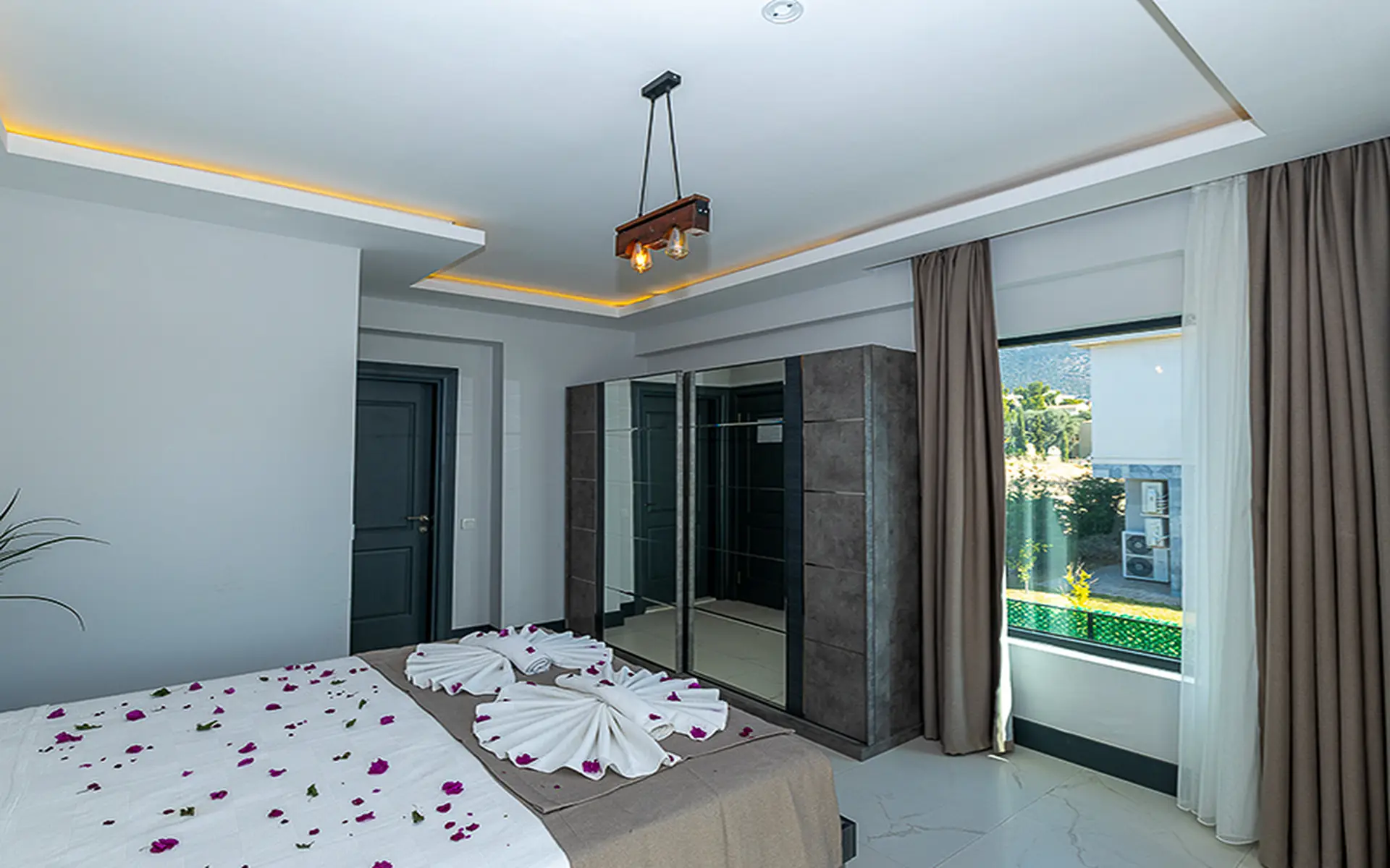 KALKAN’DA DENİZ MANZARALI VATANDAŞLIĞA UYGUN LÜKS VİLLA