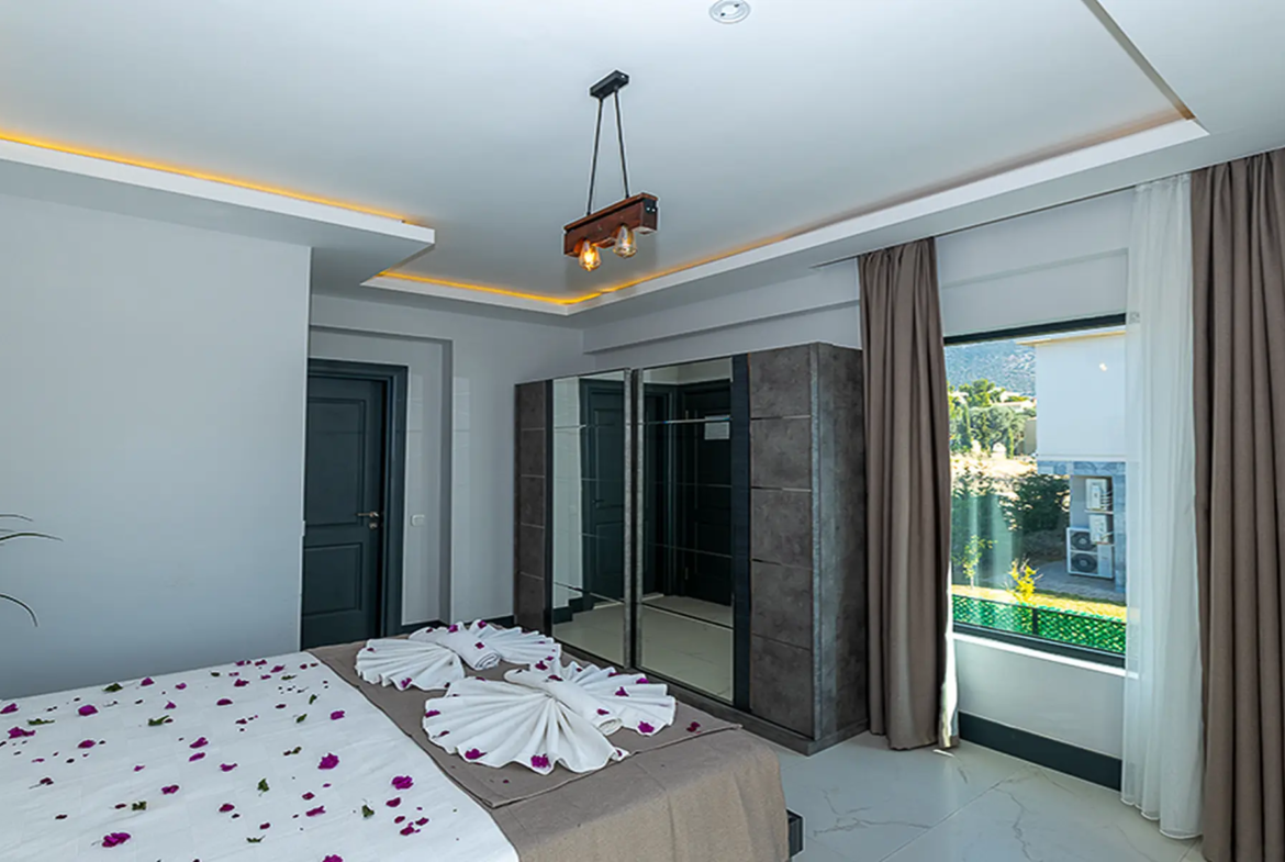 KALKAN’DA DENİZ MANZARALI VATANDAŞLIĞA UYGUN LÜKS VİLLA