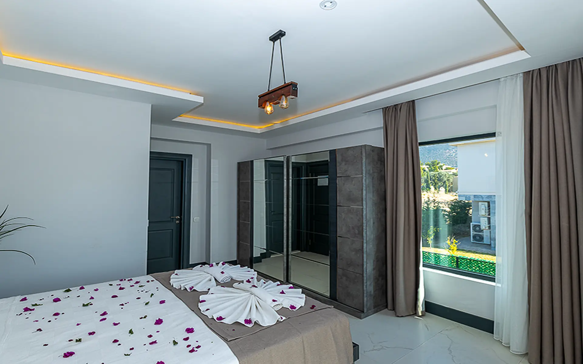 KALKAN’DA DENİZ MANZARALI VATANDAŞLIĞA UYGUN LÜKS VİLLA