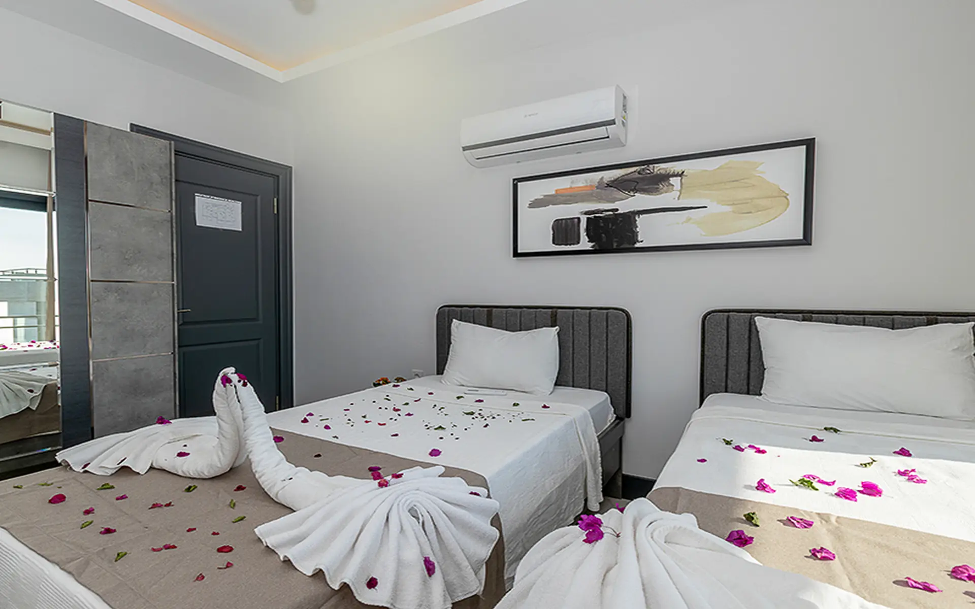 KALKAN’DA DENİZ MANZARALI VATANDAŞLIĞA UYGUN LÜKS VİLLA