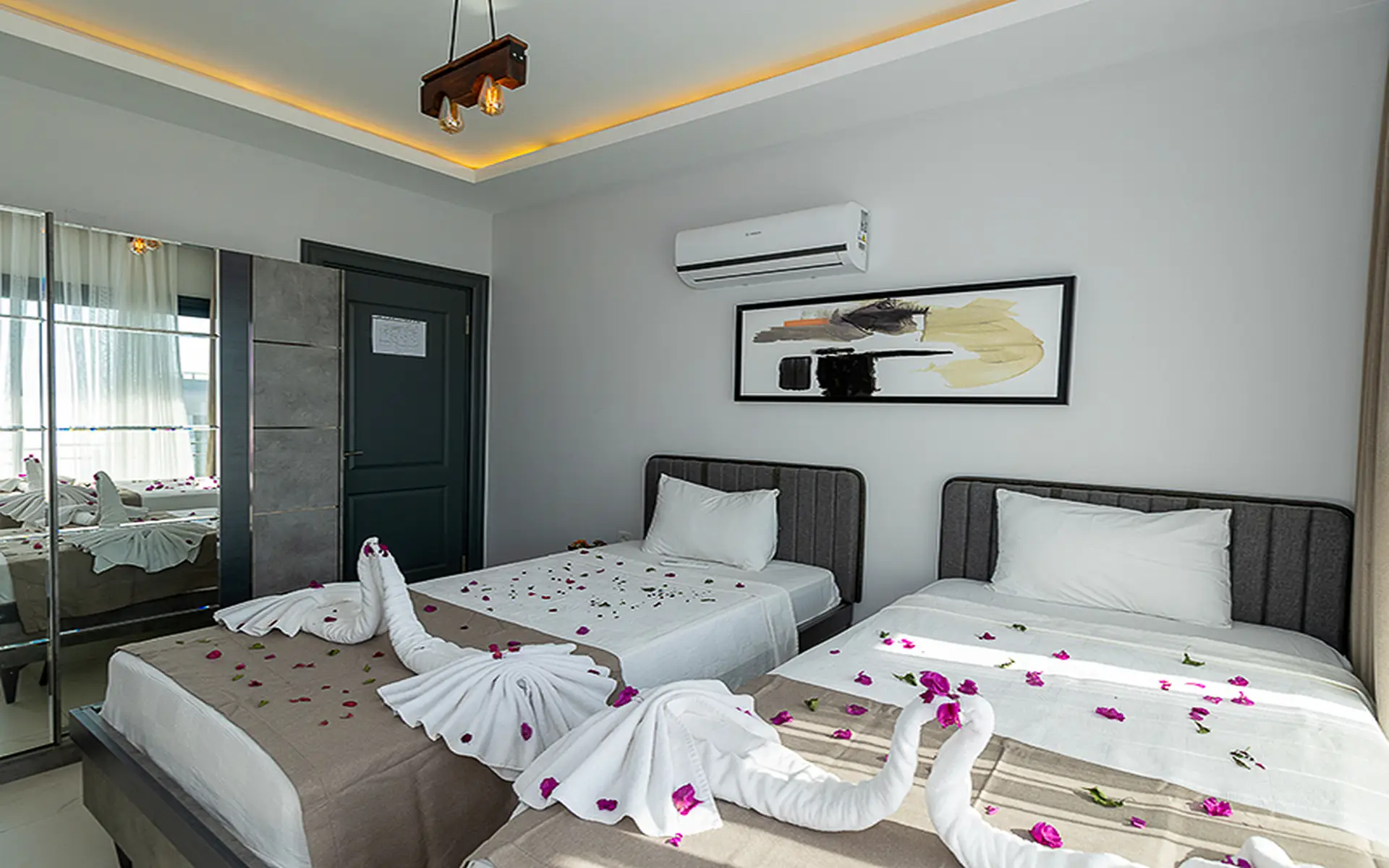 KALKAN’DA DENİZ MANZARALI VATANDAŞLIĞA UYGUN LÜKS VİLLA