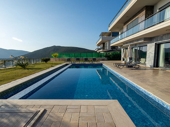 KALKAN’DA DENİZ MANZARALI VATANDAŞLIĞA UYGUN LÜKS VİLLA