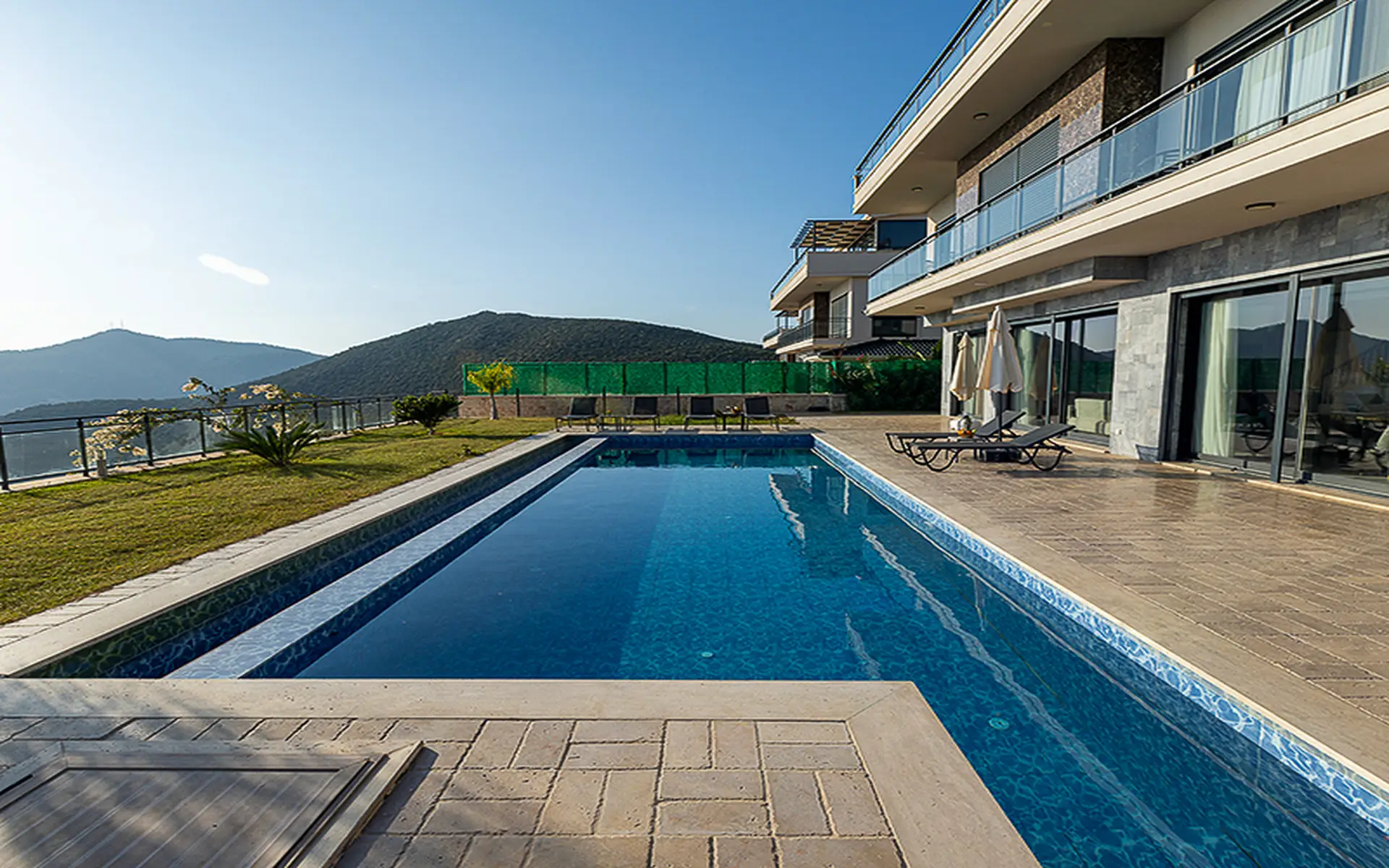 KALKAN’DA DENİZ MANZARALI VATANDAŞLIĞA UYGUN LÜKS VİLLA