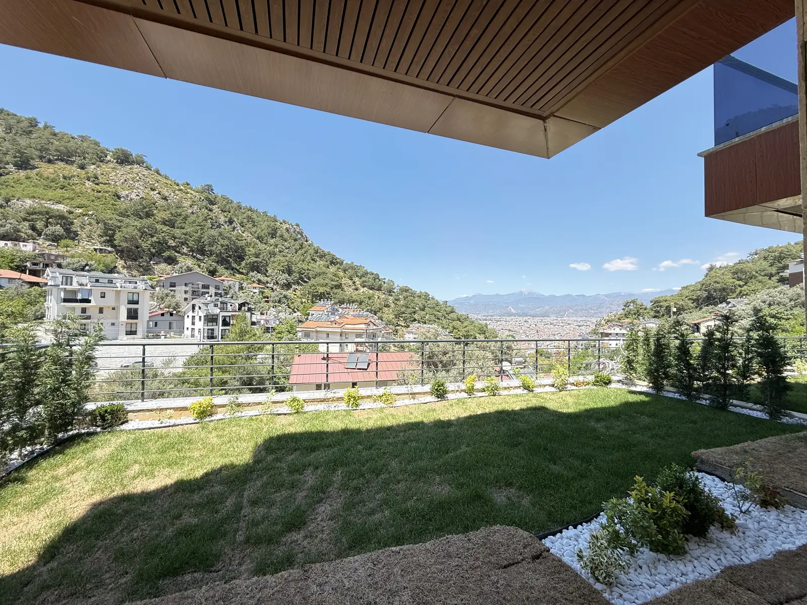 Fethiye Deliktaş’ta Merkeze Komşu, Modern Tasarımlı Satılık 2+1 Bahçe Katı Daire