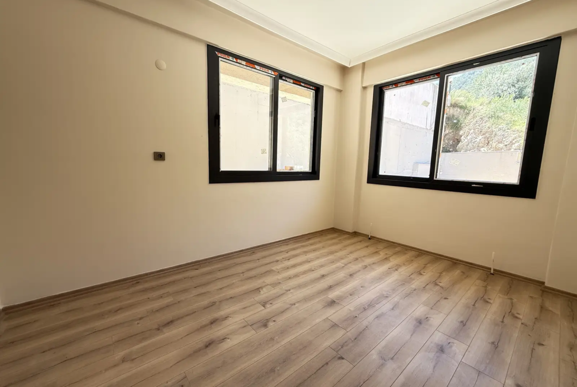 Fethiye Deliktaş’ta Merkeze Komşu, Modern Tasarımlı Satılık 2+1 Bahçe Katı Daire