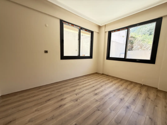 Fethiye Deliktaş’ta Merkeze Komşu, Modern Tasarımlı Satılık 2+1 Bahçe Katı Daire