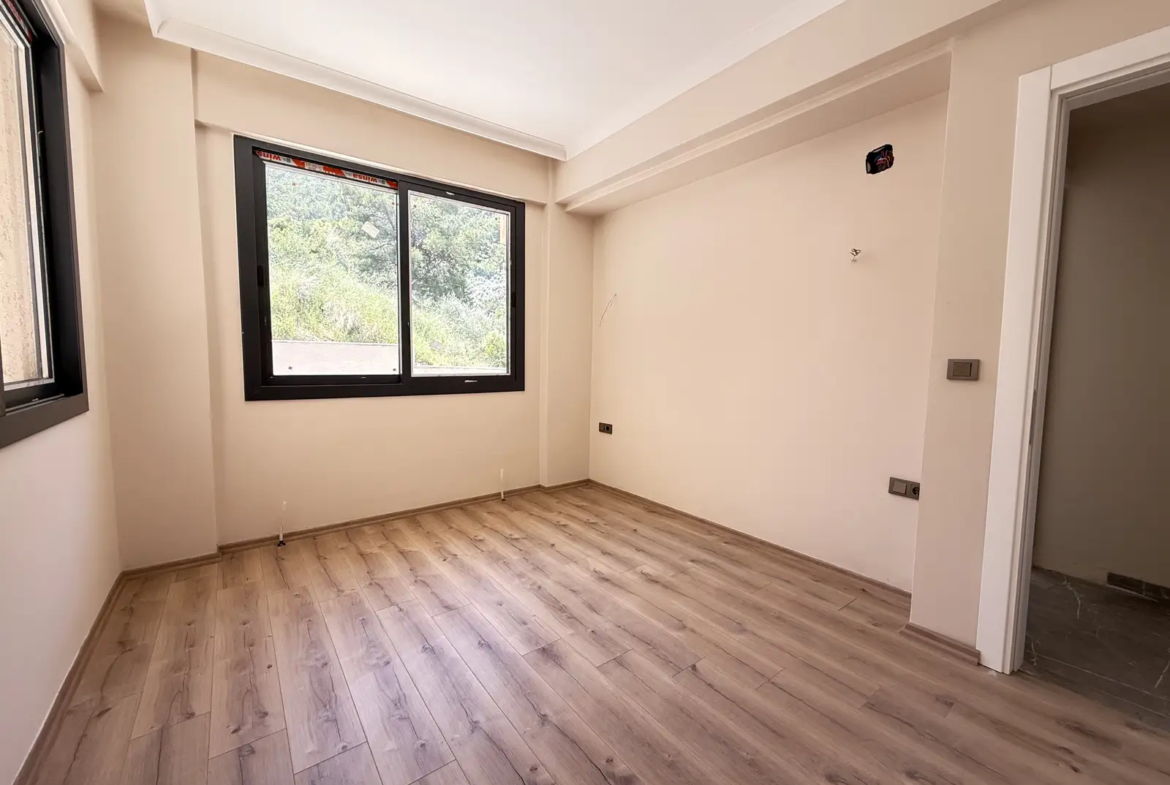 Fethiye Deliktaş’ta Merkeze Komşu, Modern Tasarımlı Satılık 2+1 Bahçe Katı Daire