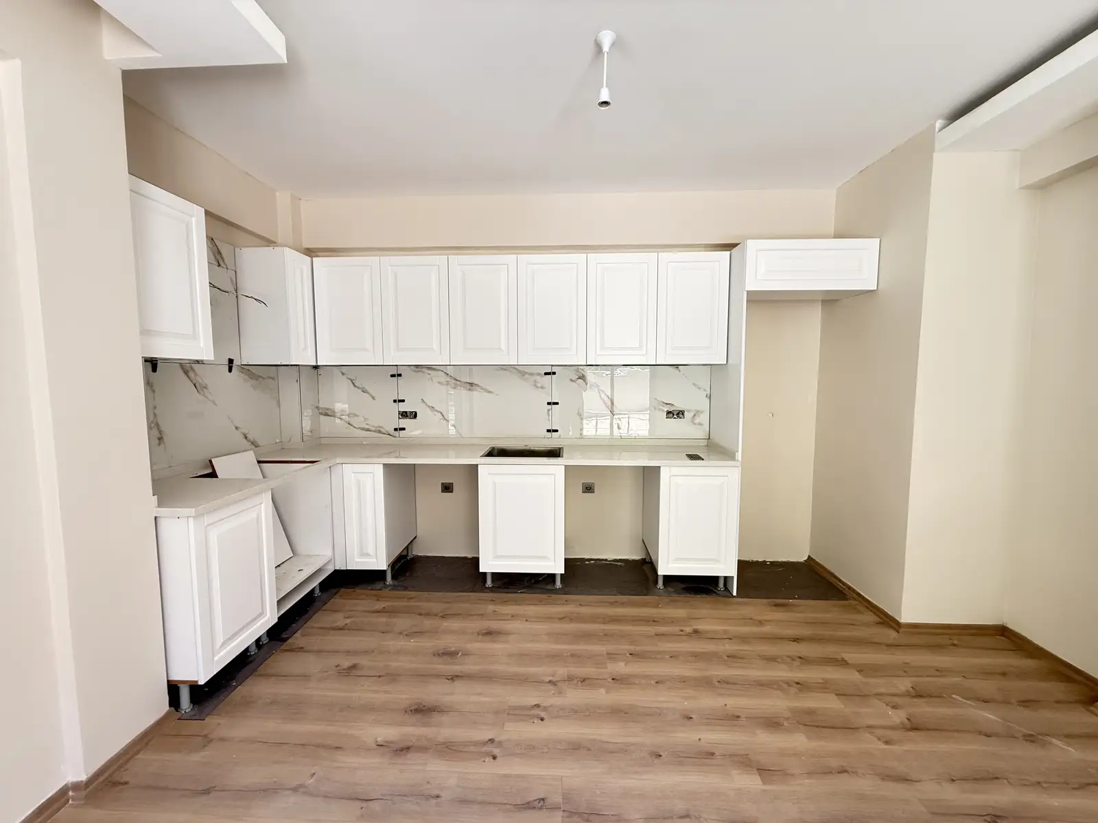 Fethiye Deliktaş’ta Merkeze Komşu, Modern Tasarımlı Satılık 2+1 Bahçe Katı Daire