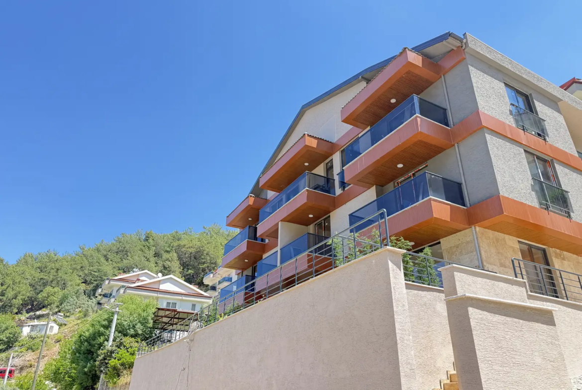 Fethiye Deliktaş’ta Merkeze Komşu, Modern Tasarımlı Satılık 2+1 Bahçe Katı Daire