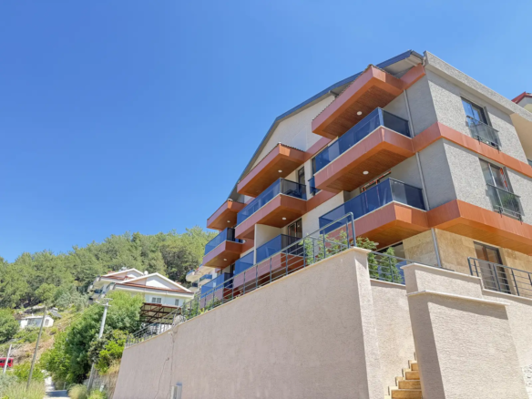 Fethiye Deliktaş’ta Merkeze Komşu, Modern Tasarımlı Satılık 2+1 Bahçe Katı Daire