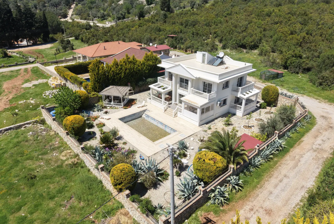 Sophisticated 4+1 Luxury Smart Villa in Yesiluzumlu