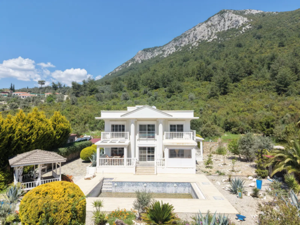 Yeşilüzümlü’de Modern ve Kültürel Yaşamın Buluştuğu 4+1 Lüks Villa