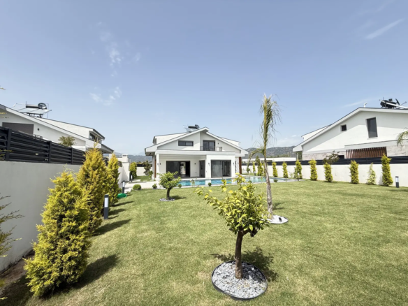 Fethiye’de Özel Havuzlu Müstakil Villa – Plaja Yürüme Mesafesinde