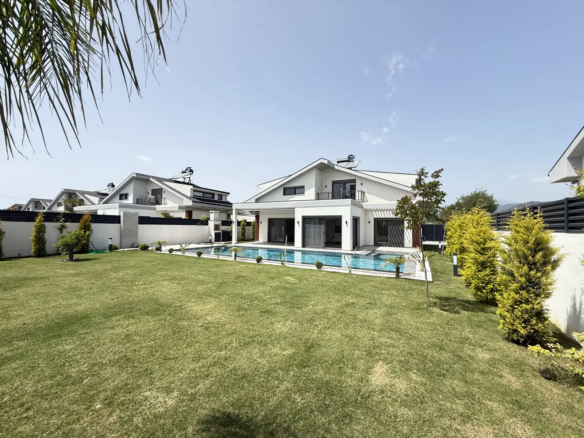 Fethiye’de Özel Havuzlu Müstakil Villa – Plaja Yürüme Mesafesinde