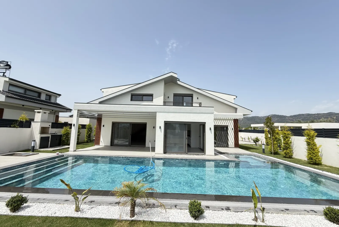 Fethiye’de Özel Havuzlu Müstakil Villa – Plaja Yürüme Mesafesinde