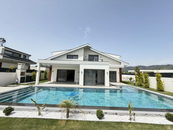 Fethiye’de Özel Havuzlu Müstakil Villa – Plaja Yürüme Mesafesinde