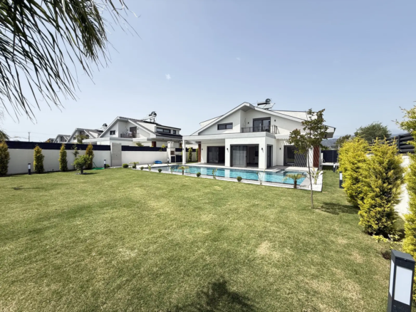 Fethiye’de Özel Havuzlu Müstakil Villa – Plaja Yürüme Mesafesinde