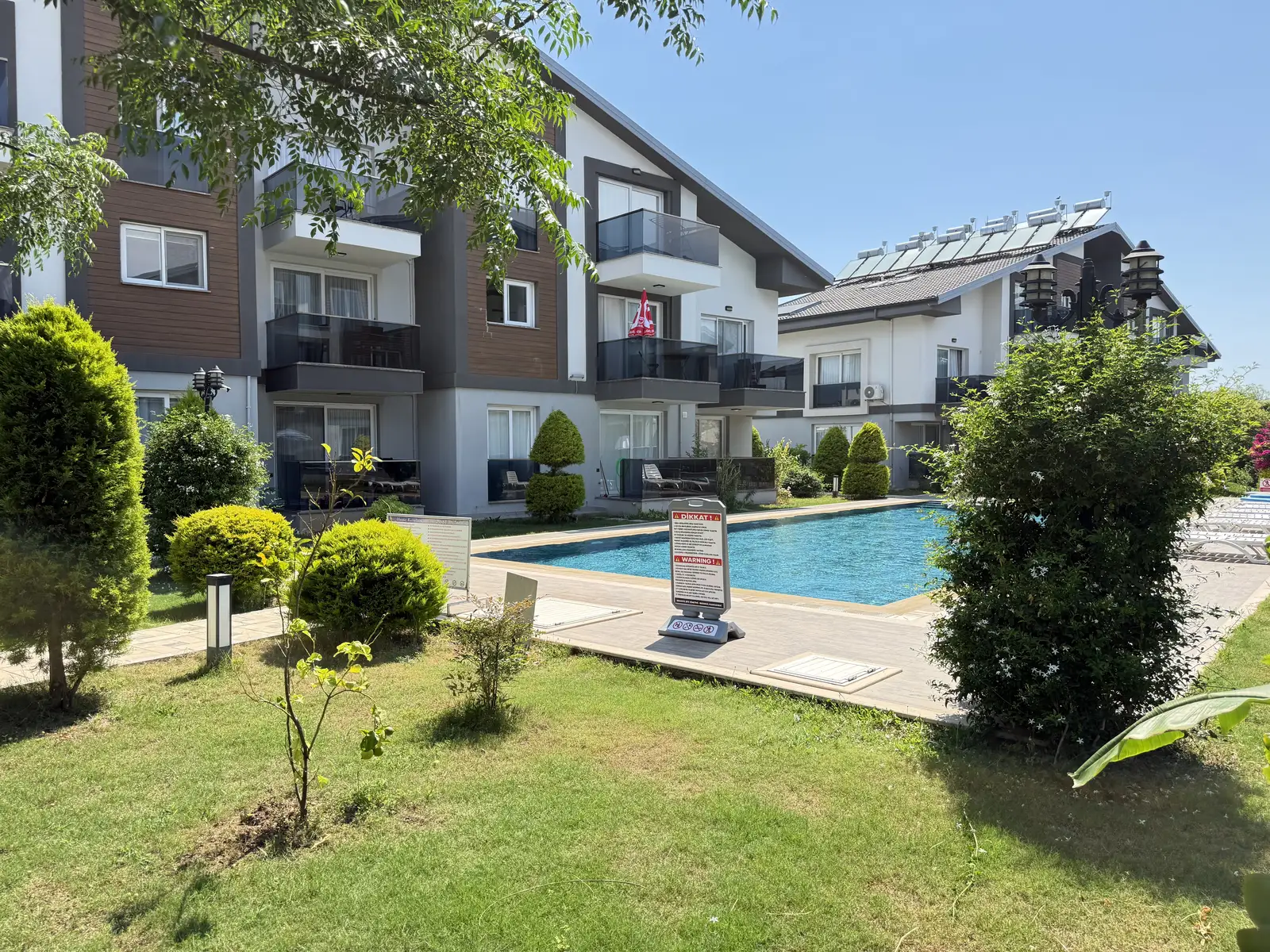 havuz başı Fethiye’nin En Seçkin Sitesinde Fırsat Köşe Daire