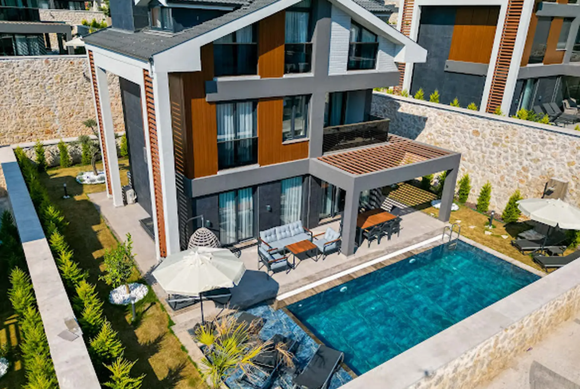 Ölüdeniz Manzaralı Açık-Kapalı Yüzme Havuzlu Lüks Villa