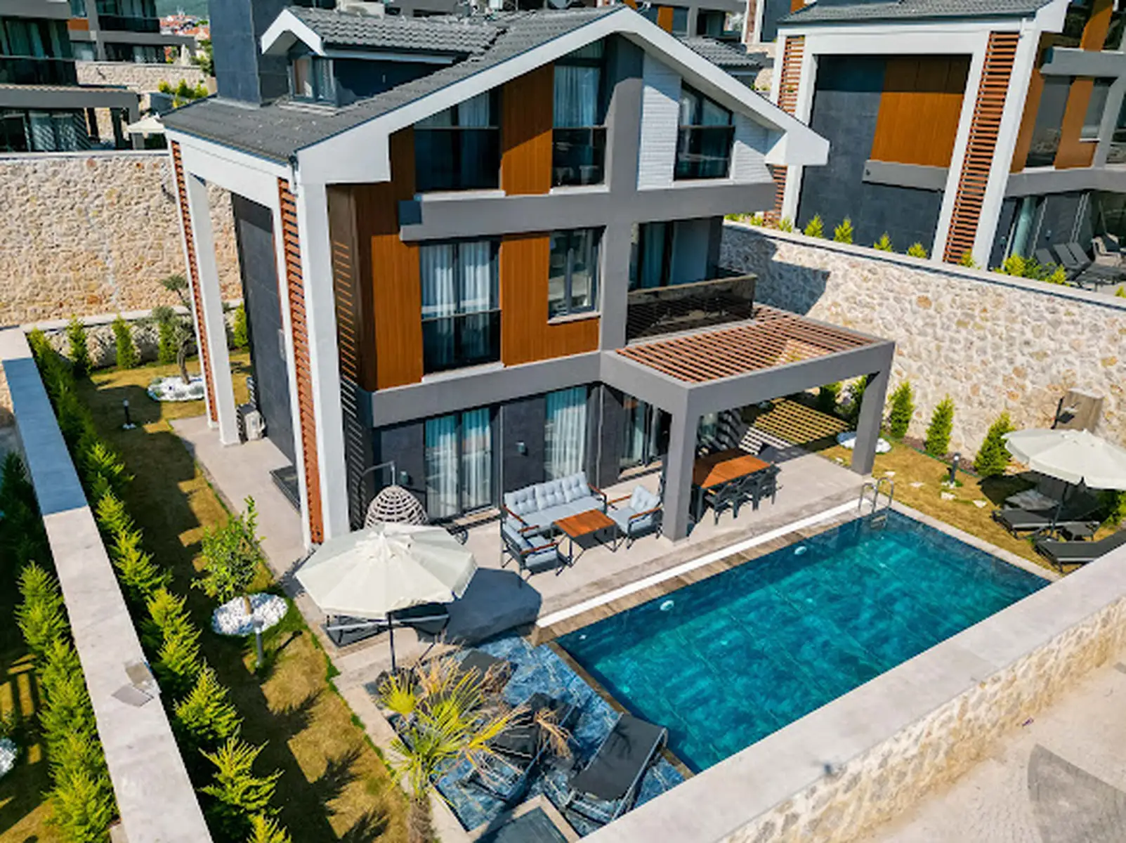 Ölüdeniz Manzaralı Açık-Kapalı Yüzme Havuzlu Lüks Villa