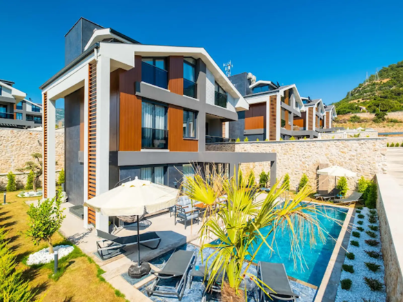 Ölüdeniz Manzaralı Açık-Kapalı Yüzme Havuzlu Lüks Villa