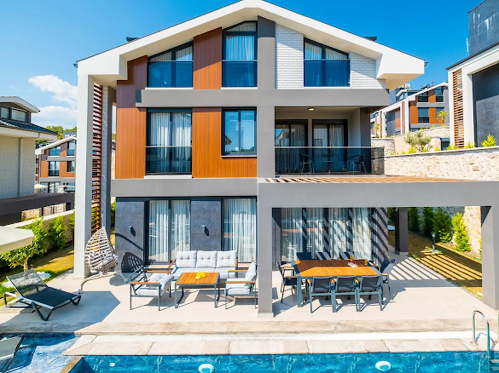 Ölüdeniz Manzaralı Açık-Kapalı Yüzme Havuzlu Lüks Villa