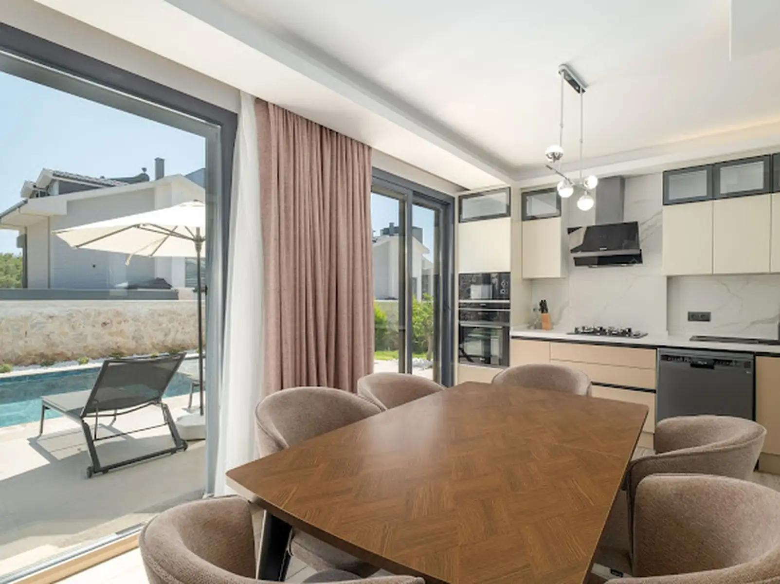 Ölüdeniz Manzaralı Açık-Kapalı Yüzme Havuzlu Lüks Villa