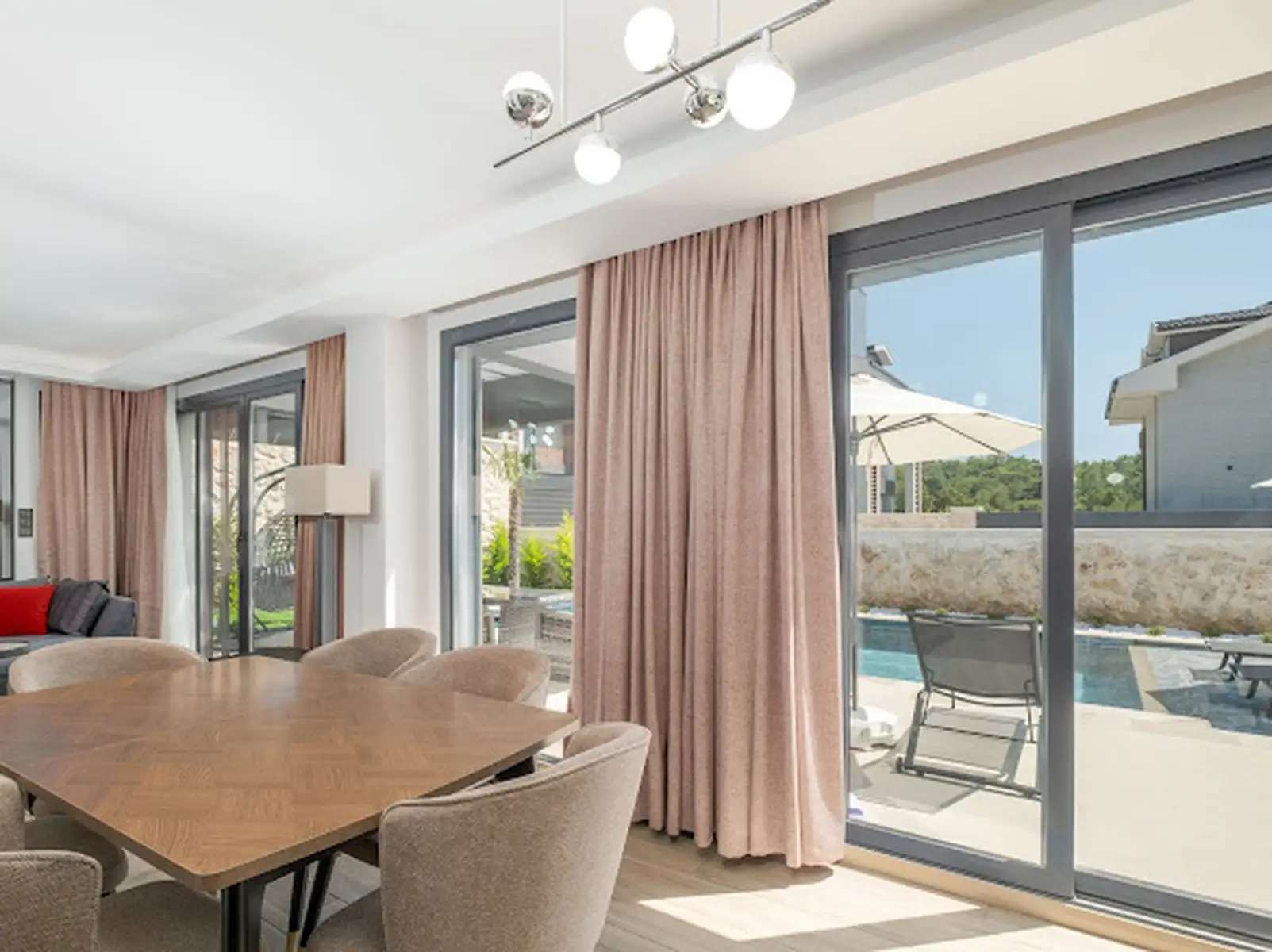 Ölüdeniz Manzaralı Açık-Kapalı Yüzme Havuzlu Lüks Villa