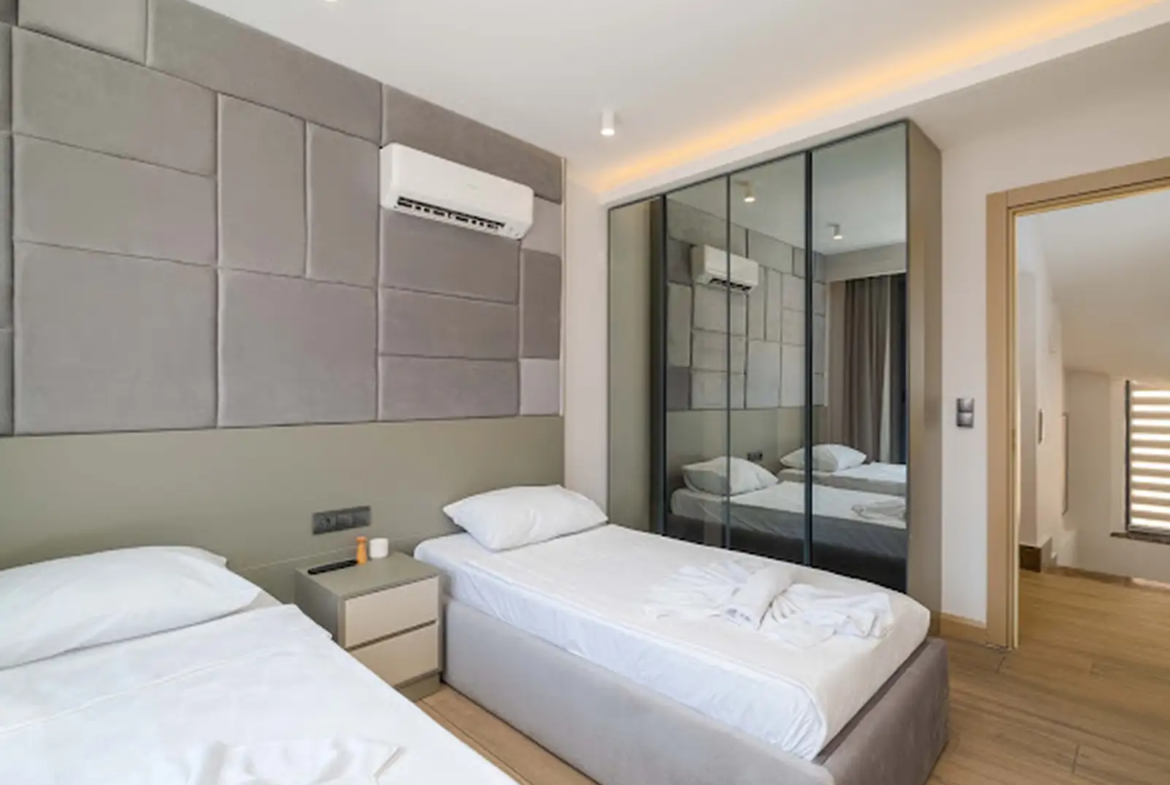 Ölüdeniz Manzaralı Açık-Kapalı Yüzme Havuzlu Lüks Villa