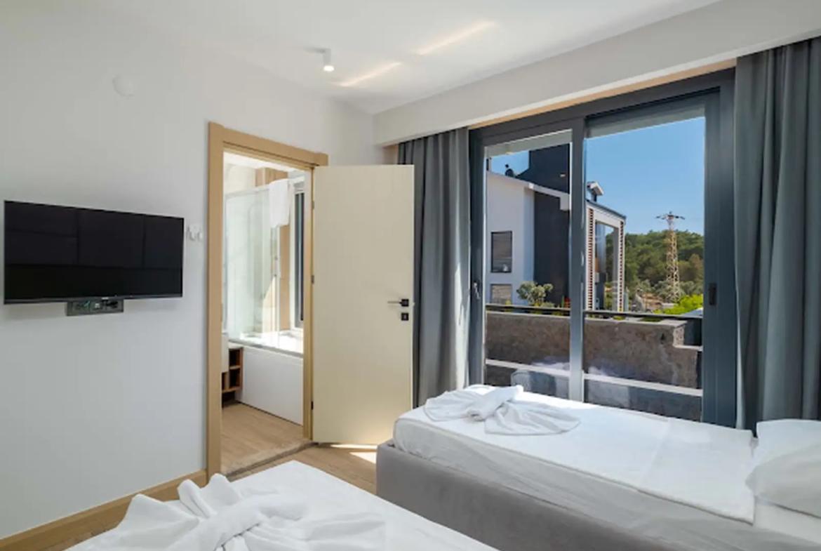 Ölüdeniz Manzaralı Açık-Kapalı Yüzme Havuzlu Lüks Villa