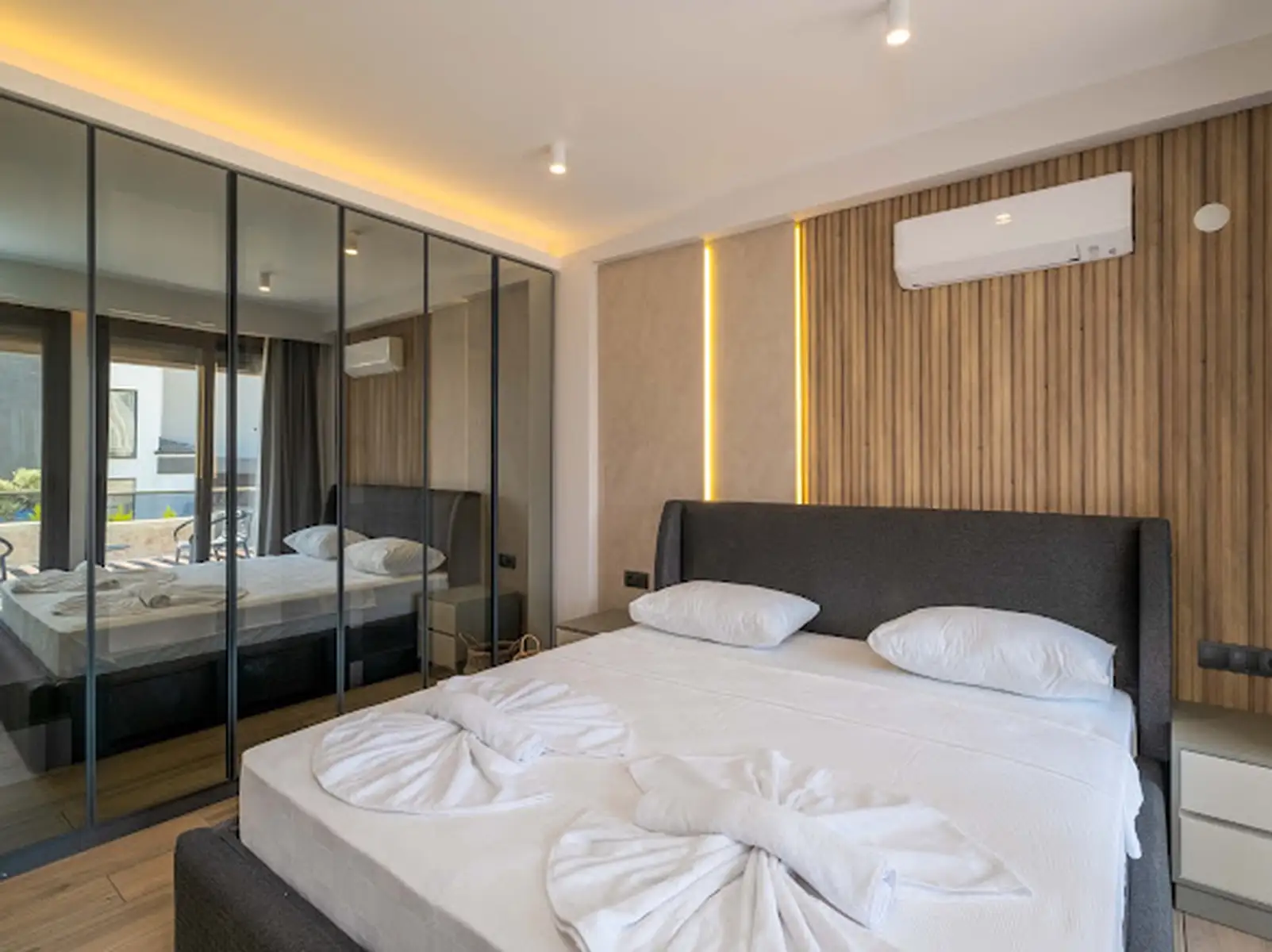 Ölüdeniz Manzaralı Açık-Kapalı Yüzme Havuzlu Lüks Villa