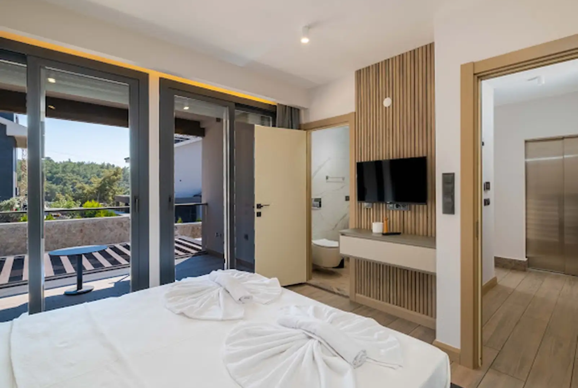 Ölüdeniz Manzaralı Açık-Kapalı Yüzme Havuzlu Lüks Villa