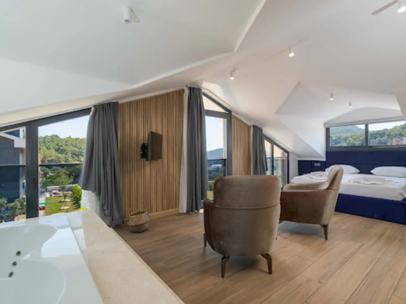 Ölüdeniz Manzaralı Açık-Kapalı Yüzme Havuzlu Lüks Villa