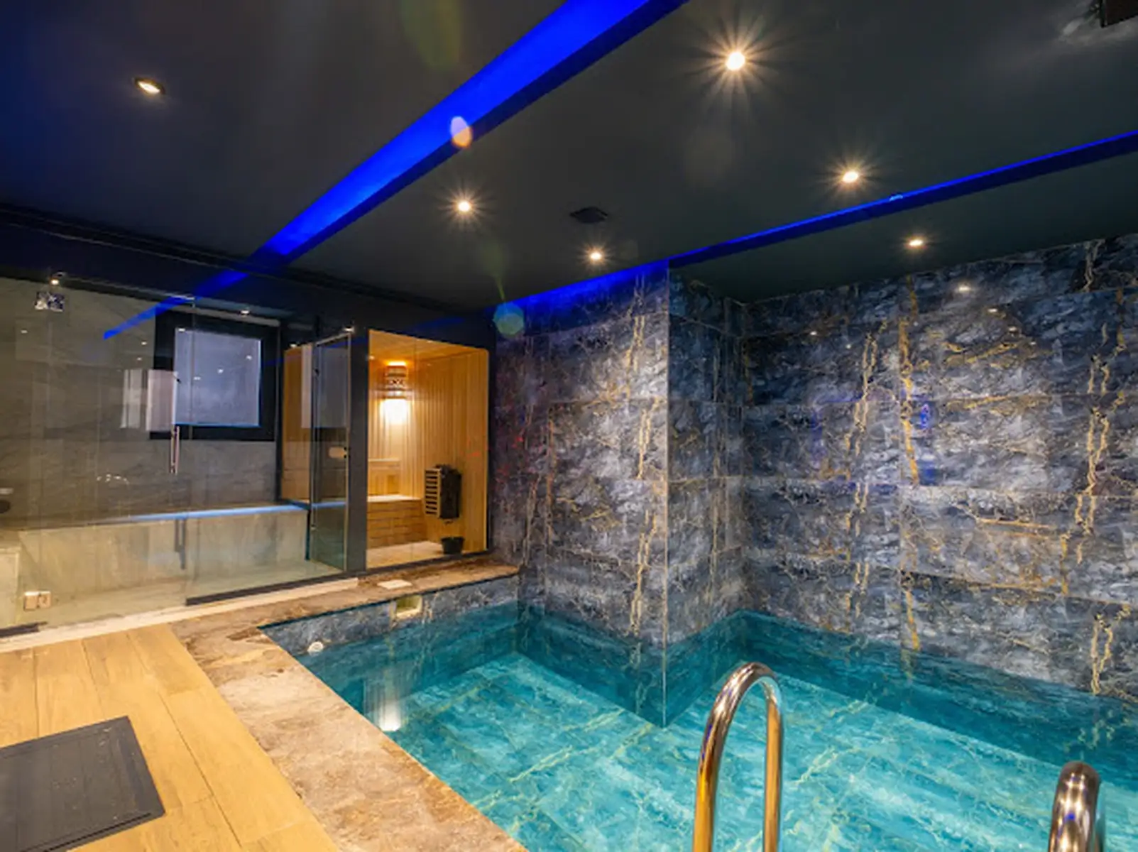 Ölüdeniz Manzaralı Açık-Kapalı Yüzme Havuzlu Lüks Villa