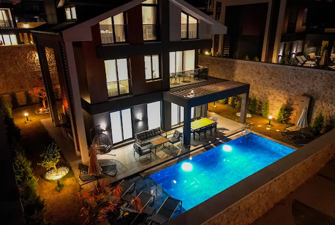 Ölüdeniz Manzaralı Açık-Kapalı Yüzme Havuzlu Lüks Villa