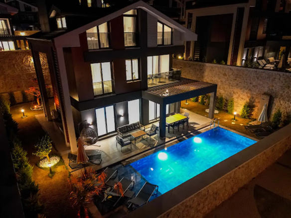 Ölüdeniz Manzaralı Açık-Kapalı Yüzme Havuzlu Lüks Villa