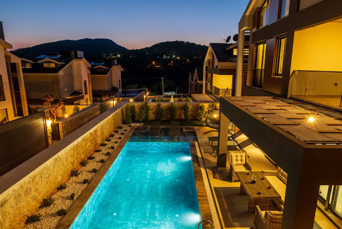 Ölüdeniz Manzaralı Açık-Kapalı Yüzme Havuzlu Lüks Villa