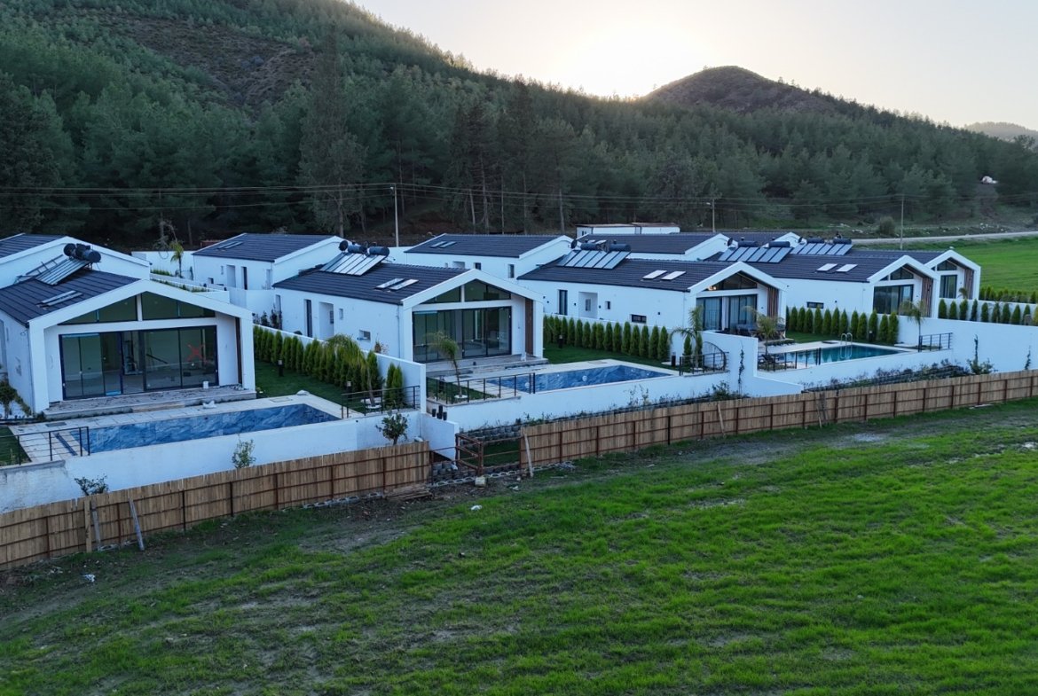 Seydikemer’de Müstakil Bahçeli- Havuzlu Şık Villa