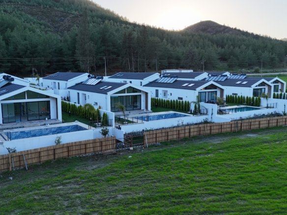 Seydikemer’de Müstakil Bahçeli- Havuzlu Şık Villa