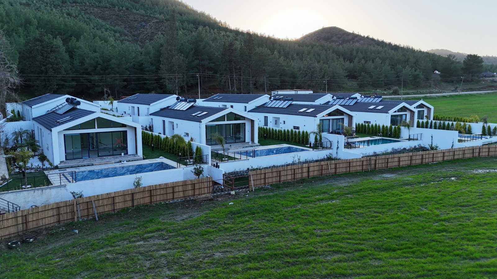 Seydikemer’de Müstakil Bahçeli- Havuzlu Şık Villa