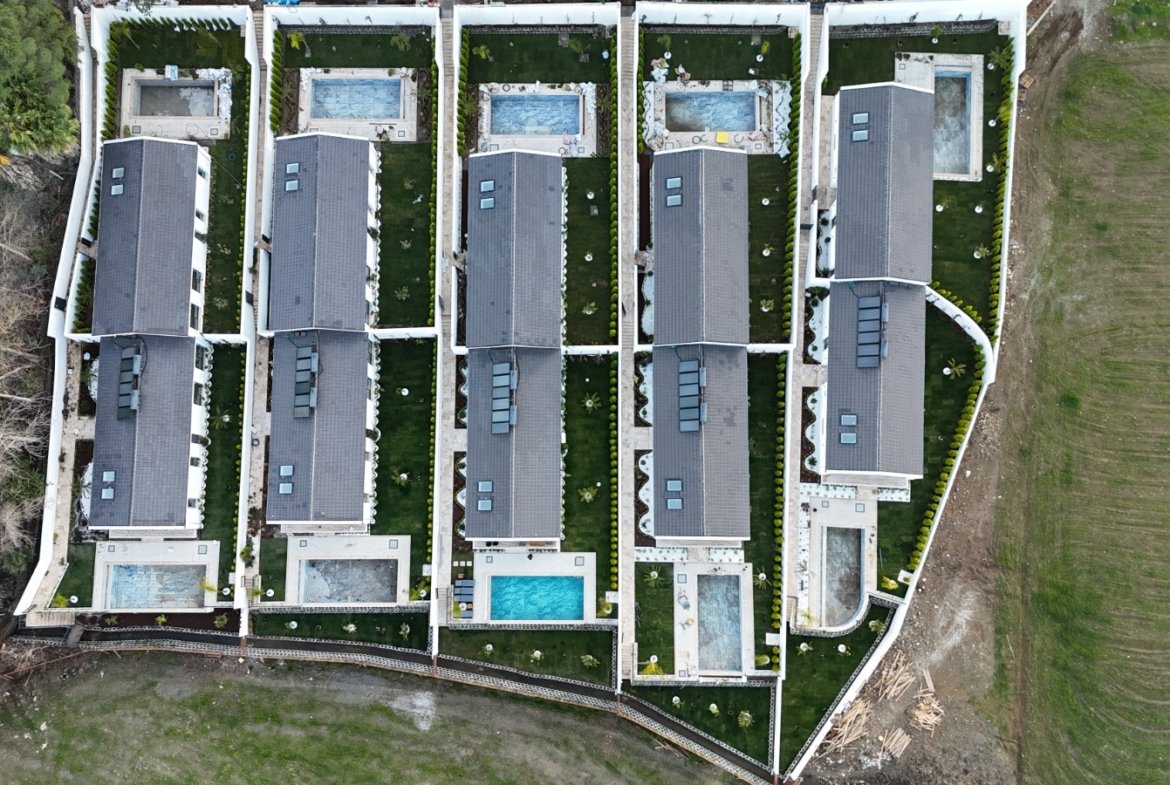 Seydikemer’de Müstakil Bahçeli- Havuzlu Şık Villa
