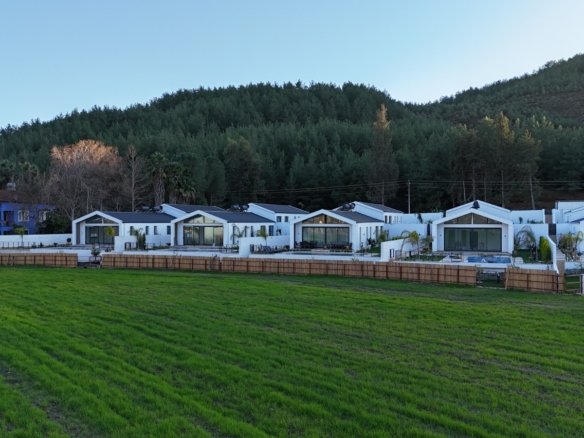 Seydikemer’de Müstakil Bahçeli- Havuzlu Şık Villa