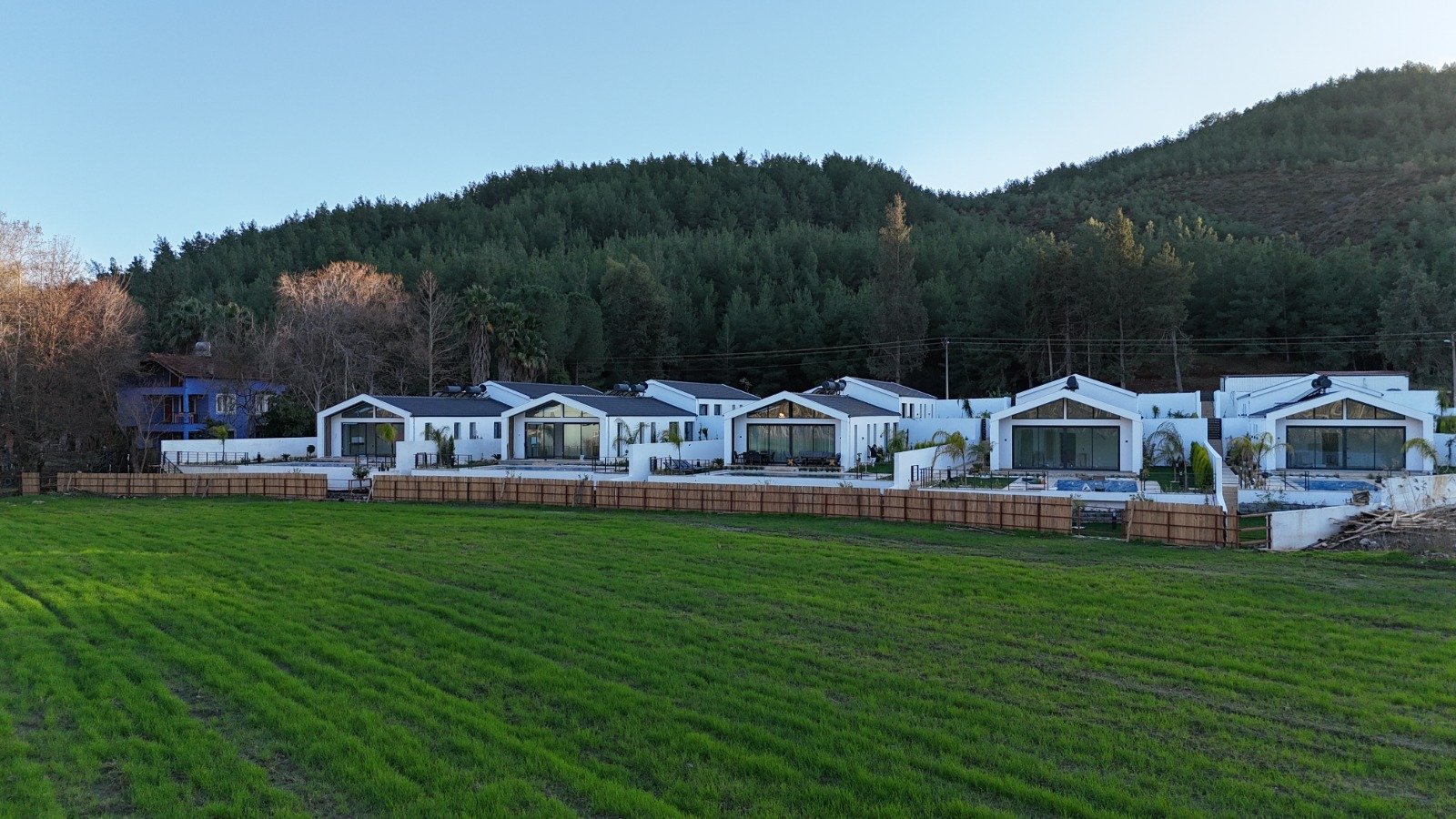 Seydikemer’de Müstakil Bahçeli- Havuzlu Şık Villa