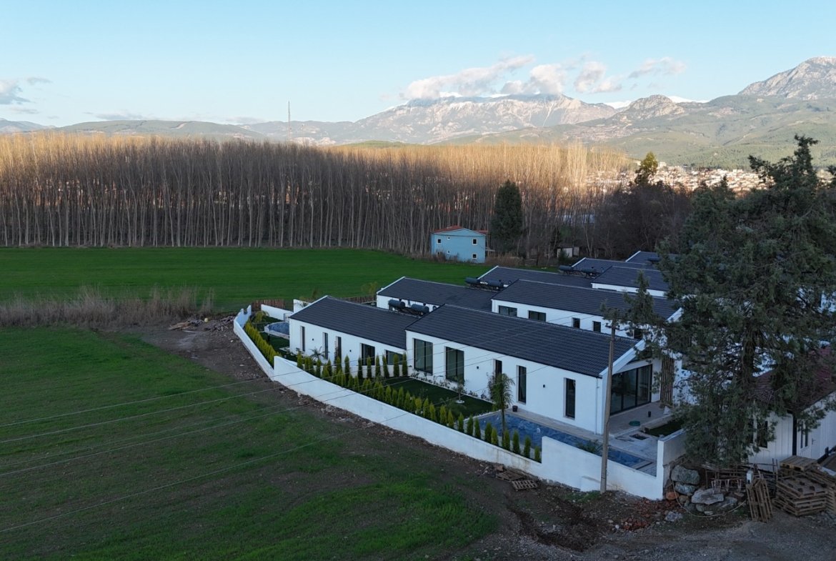 Seydikemer’de Müstakil Bahçeli- Havuzlu Şık Villa