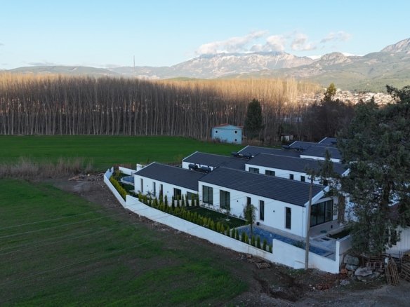 Seydikemer’de Müstakil Bahçeli- Havuzlu Şık Villa